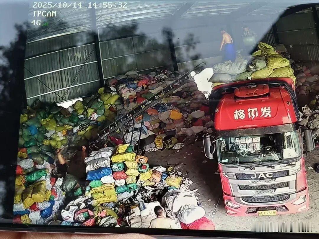 “这下后悔了吧！”10月20日，江西上饶，一女大学生卖旧衣服时随手拿了两件奶奶的