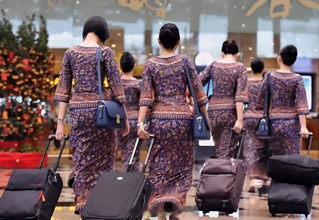 2月9日下午，新加坡航空客舱内，一名空姐正服务乘客，一男子用手肘顶她大腿后又摸臀