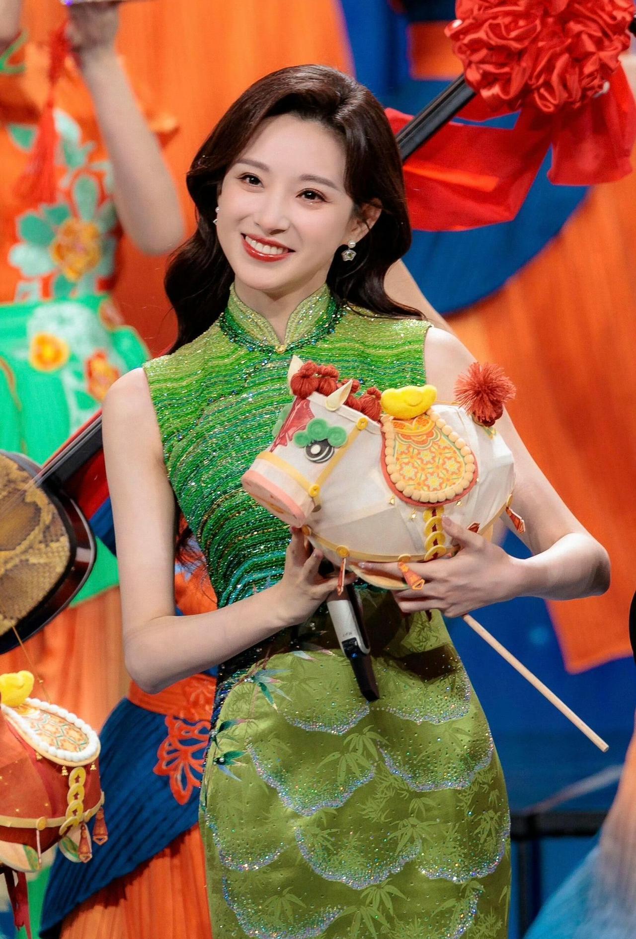 被骂“体育花瓶”的马凡舒，今年要第5次霸屏春晚C位！2022年她第一次站春晚台