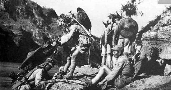 1937年10月，一支奉命前往淞沪战场支援的川军，拿着钱在南京的街头买胶