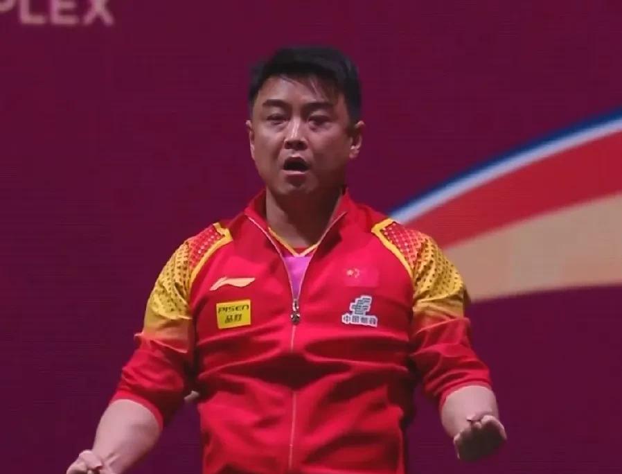 不容易啊！王皓眼见王楚钦0-2落后，赶紧让他去换件衣服，然后又完成了神奇逆转！