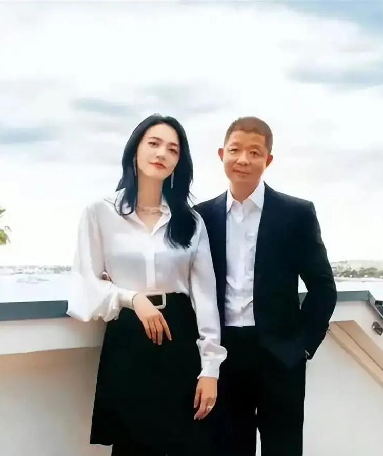 姚晨离婚后我才认真去了解曹郁，不查不知道，一查真的被惊到了。他平时低调到近