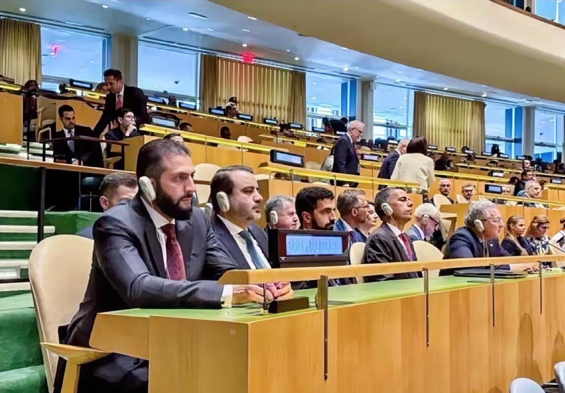当朱拉尼的西装下摆扫过联合国大理石地面时，这位被多国通缉的恐怖分子头目，正用颤抖