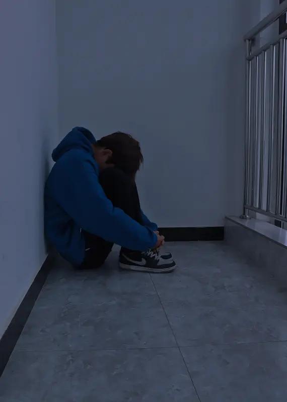 低谷不是终点，是命运给你按下的暂停键。此刻你不必强迫自己“好起来”，就像春天不会