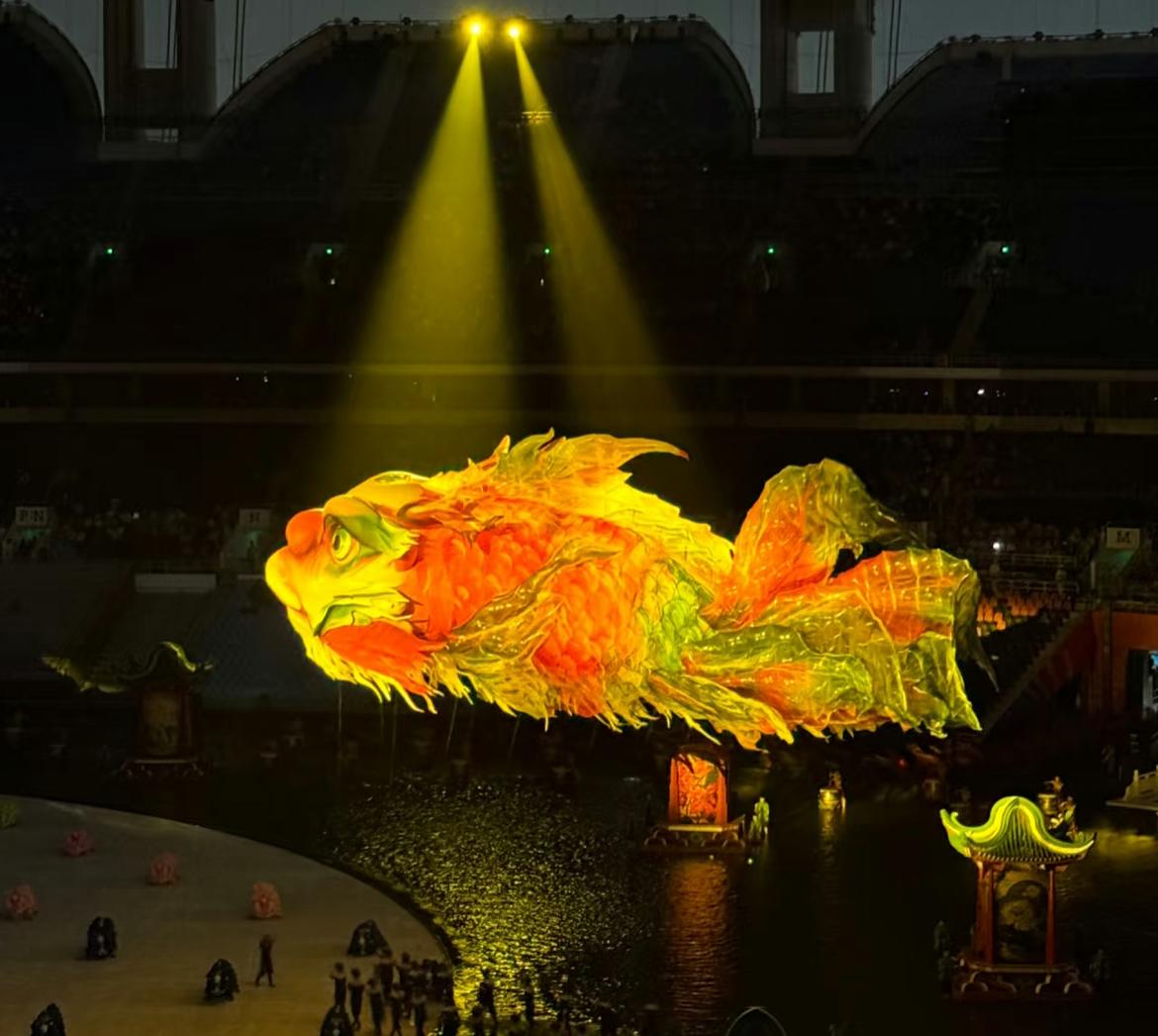 有没有人发现，今天广州全运会开幕式，最让人记在脑子里的不是烟花秀，反而是那个