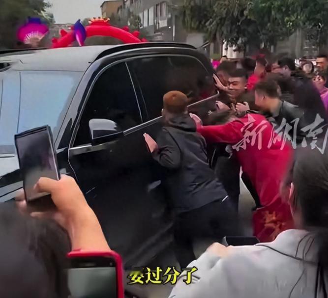 陕西咸阳一婚车遭越野车主拦路,伴郎上前递上红包和香烟后,没想到越野车主竟然还过分