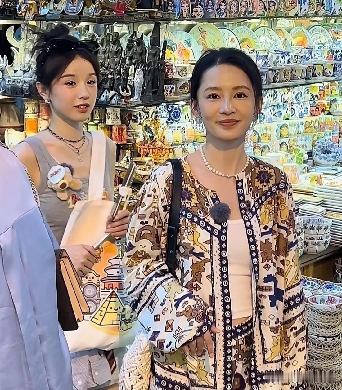 国外市集偶遇李沁实拍颜值！一身复古民族风印花套装，满版复古纹样充满异域氛围感