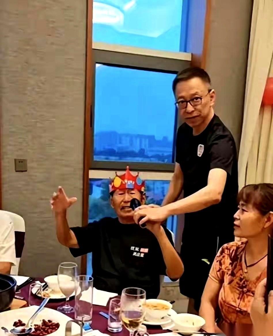 62岁的搜狐创始人张朝阳，回河南老家给百岁大伯贺寿，穿的是一件洗得领口发松的旧短