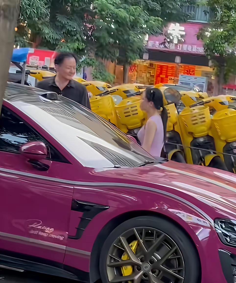 南宁街头，这一幕引来不少路人围观，女子拦下车辆当众讨要说法，原来对方早已