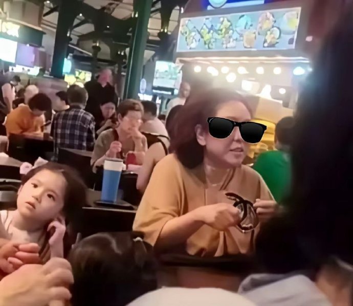 郭碧婷女儿向芷继承了妈妈美貌，向佐化身女儿奴，看来只有女儿能拴住爸爸的心