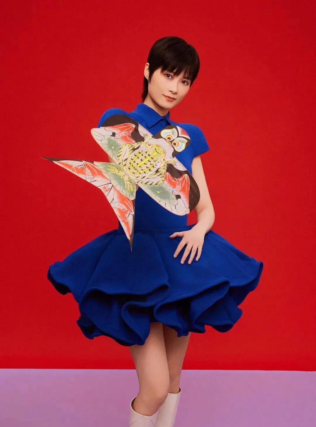 李宇春穿蓝色裙子也给人热议！很少看到李宇春穿裙子，她一直都是中性路线，出道至今她