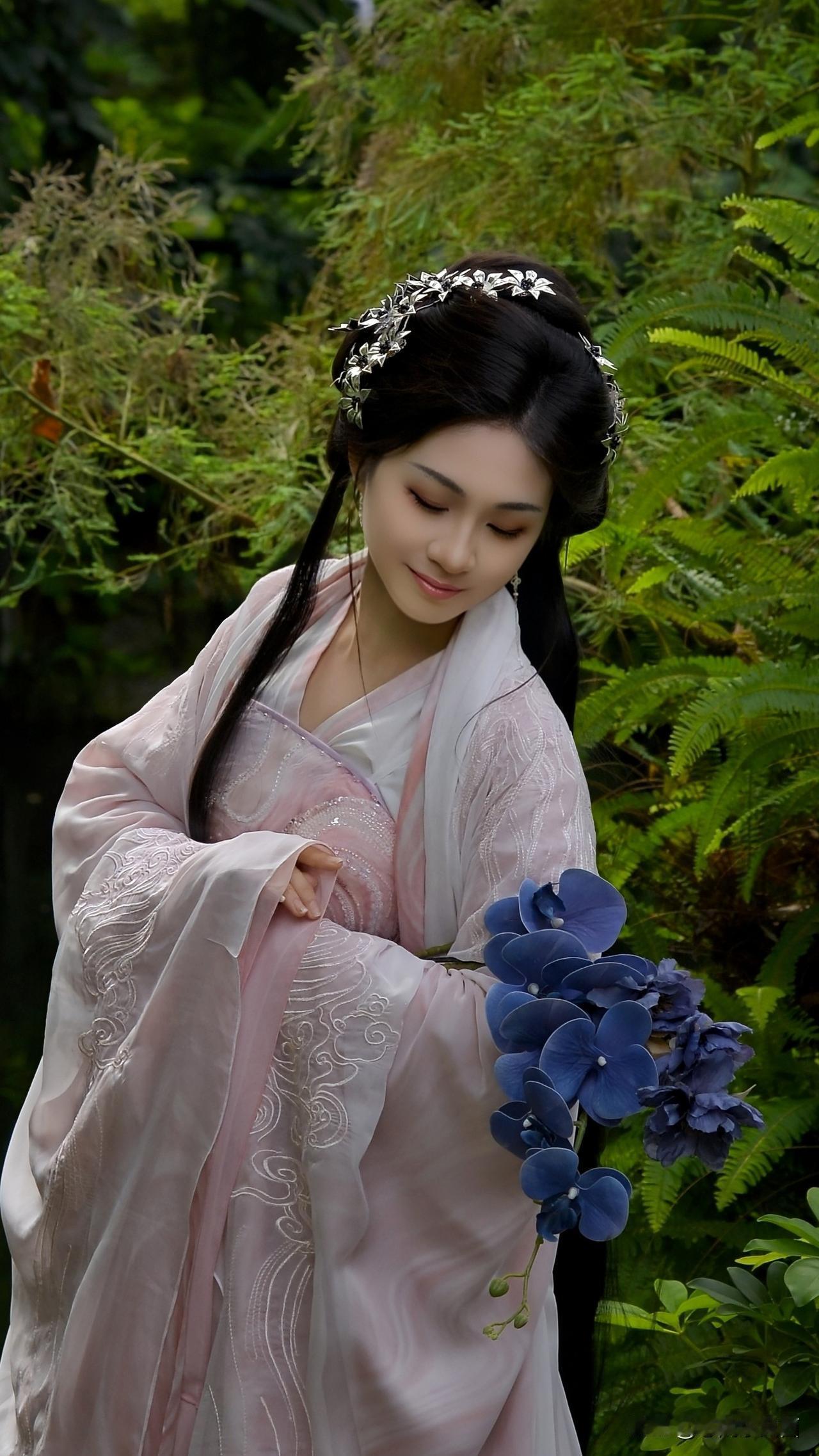 《兰韵雅集，古风清欢》越秀兰缘盛荟间，古韵悠然尽显。粉白罗裙轻垂，银钗翠