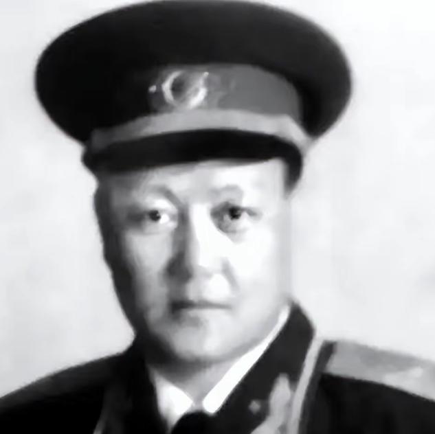 那个服务员从他身边走过去。刘秉彦夹了口菜，然后把筷子放下了。没说话，就那