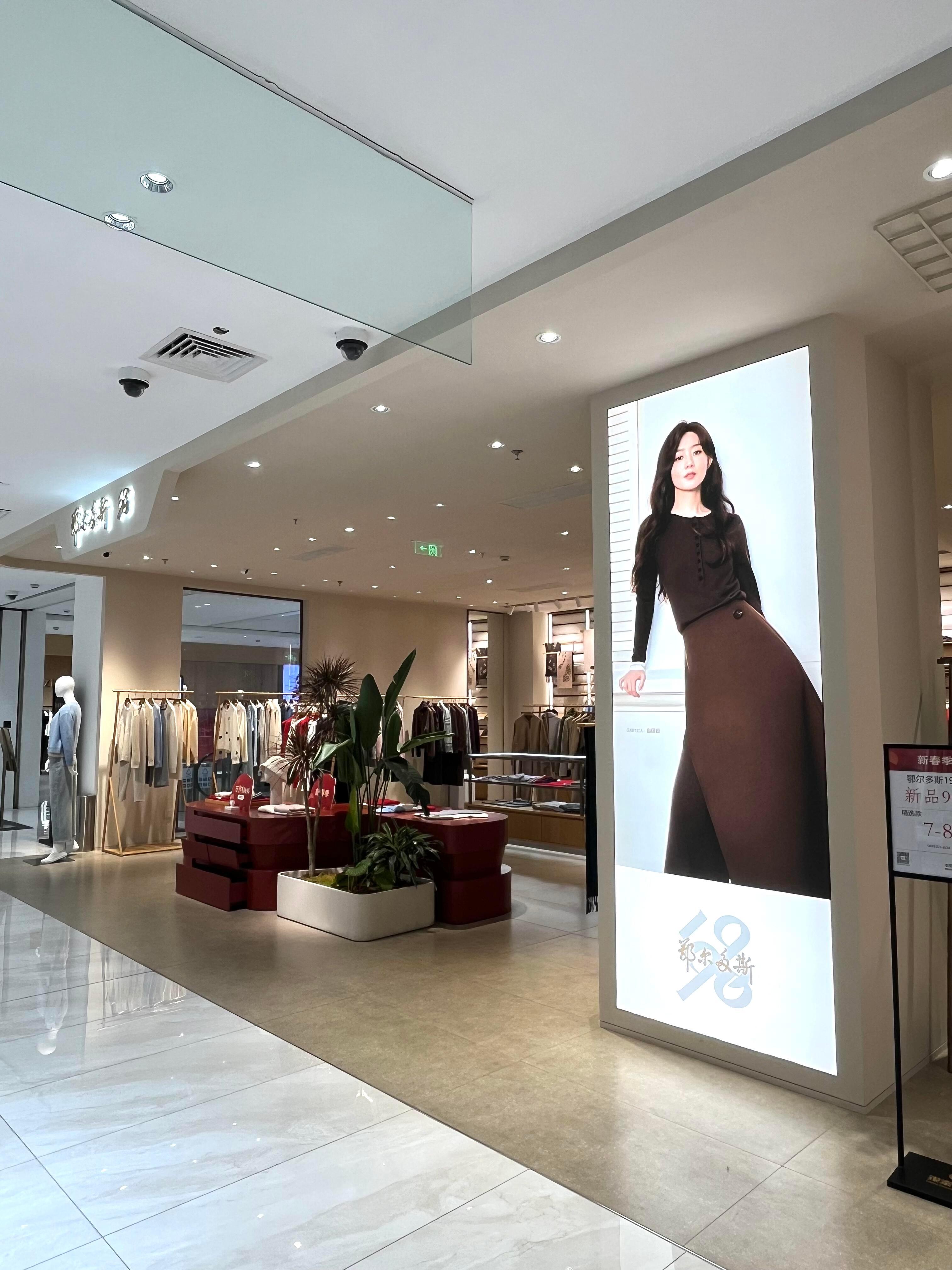 赵丽颖鄂尔多斯广告屏气场强大，又美又飒❗️