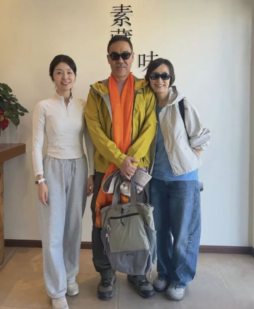 影帝刘青云与妻子郭蔼明在西藏旅行时被偶遇！夫妻俩零架子亲切合照，获赞“明星天花板”，亲民程度让人好感
