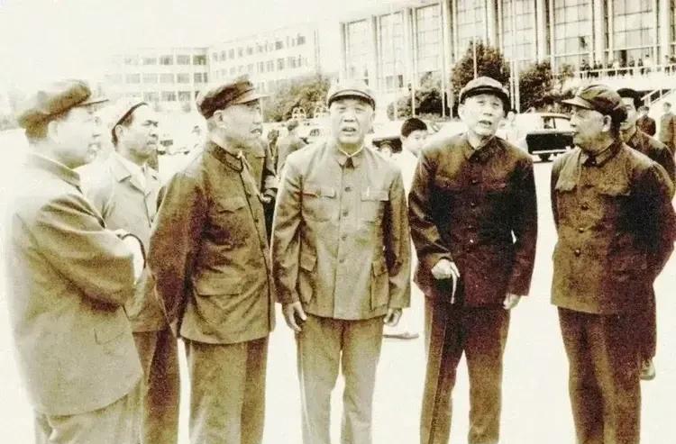 80年代初，王震老将军重返新疆。这是王老将军（右二）与新疆党政领导和乌鲁木齐军区