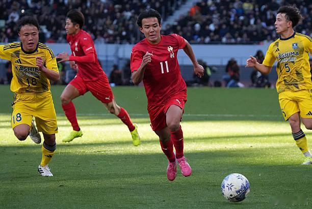 町田泽维亚vs成都蓉城这场比赛町田泽维亚安排了18岁小将德村枫大首发，这名小个