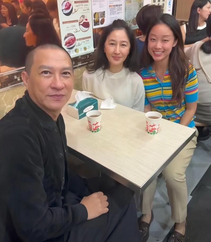 张家辉和妻子关咏荷出现在香港一家餐馆吃饭，夫妻俩穿得很普通，打扮低调，脸上都没化