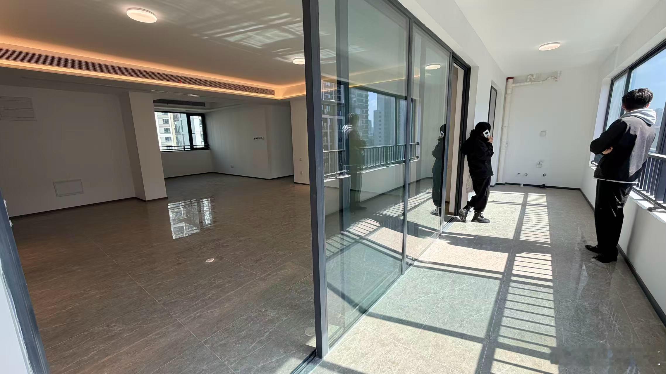 新办公室签下来了！！4800块一个月包含物业面积是194平左右↔️这个租房费用，