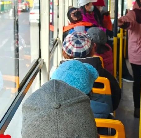 ☁最近有个问题让人想不通。满大街的退休老人，大概60岁左右的，出门都会戴上