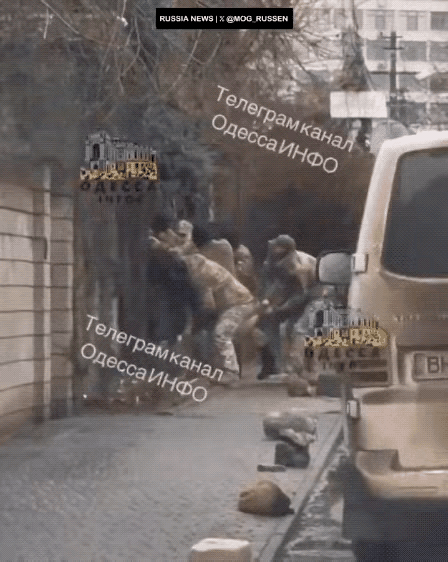 必须狠狠表扬乌克兰的征兵效率！不靠动员不靠自愿，直接出动四五名壮汉当街强掳，动作