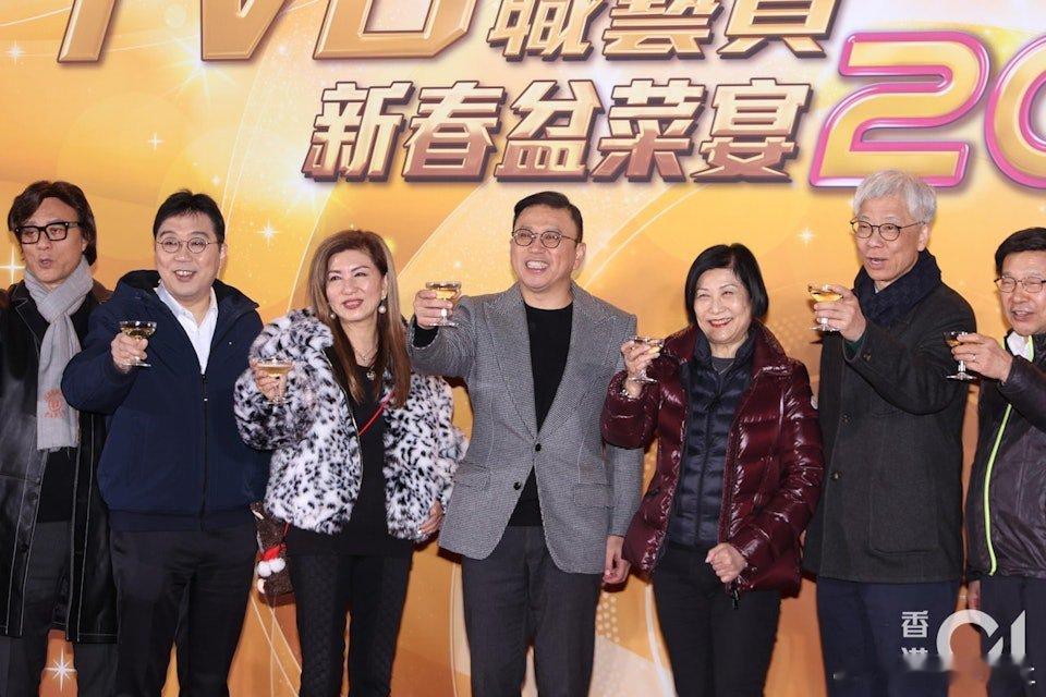 TVB一年一度的新春盆菜宴一連兩晚舉行，吸引台前幕後員工參與，品嚐豐富鮑魚盆菜賀