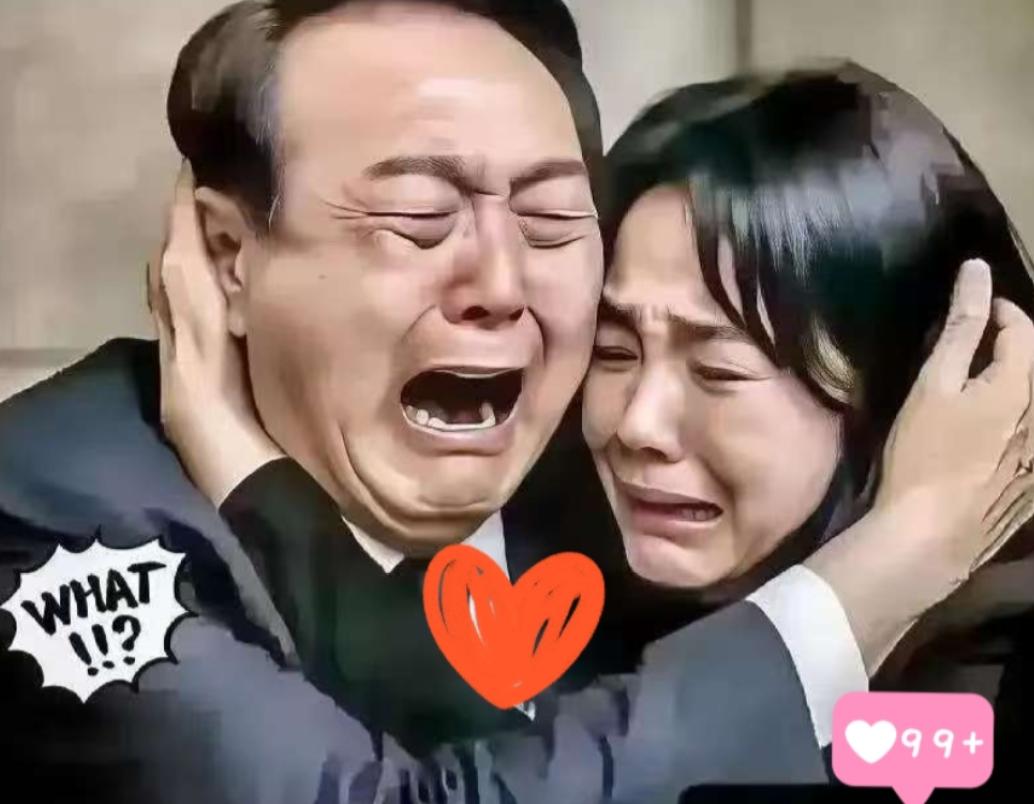 韩国正式宣布了！10月15日，尹锡悦终于走出了首尔看守所。 身穿深色西装