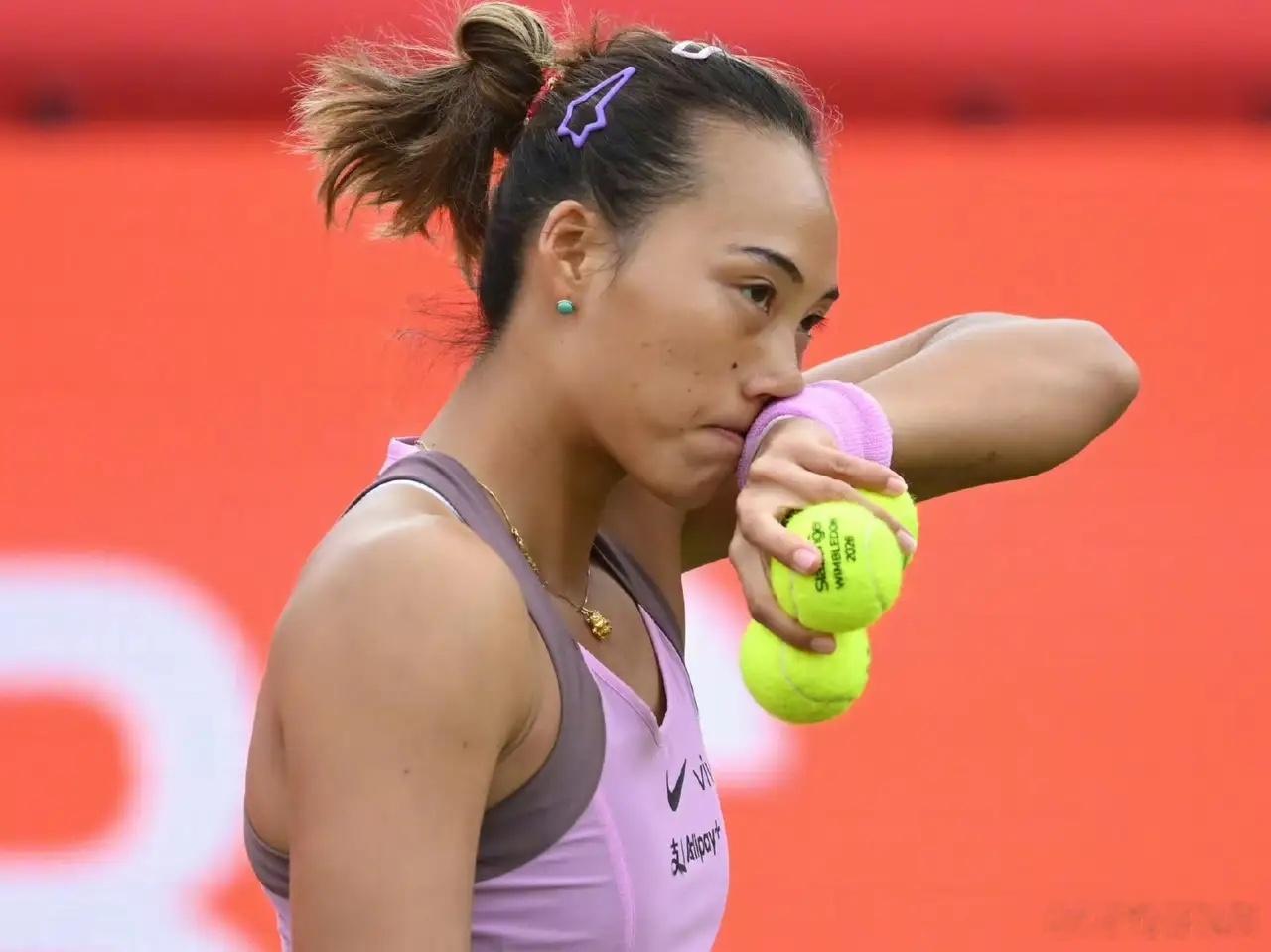 郑钦文连续两站赛事一轮游，原因为何？有如下五点：1. 伤病影响是直接原因，经历手
