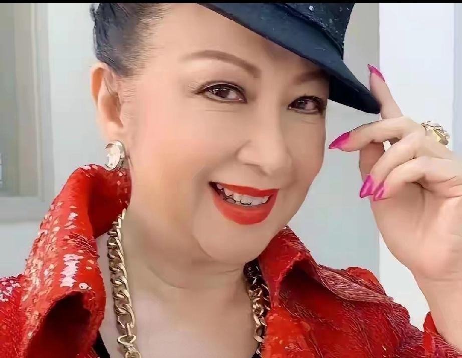 从豪门弃妇到亿万富婆！75岁薛家燕逆袭人生太飒，小17岁男友超宠溺