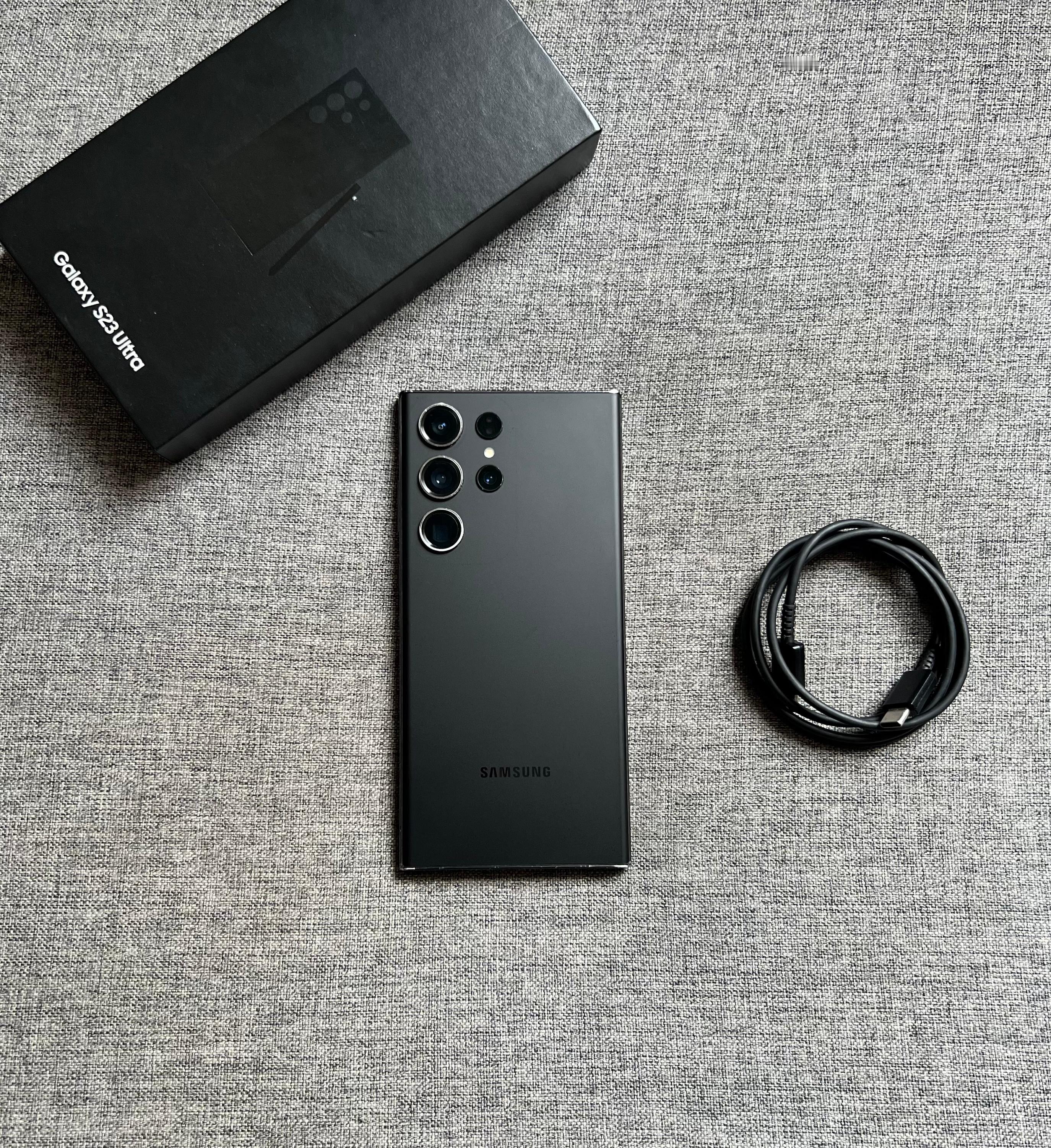 三星S23Ultra12+256G黑色，屏幕小划痕，外壳明显划痕磕碰，盒子