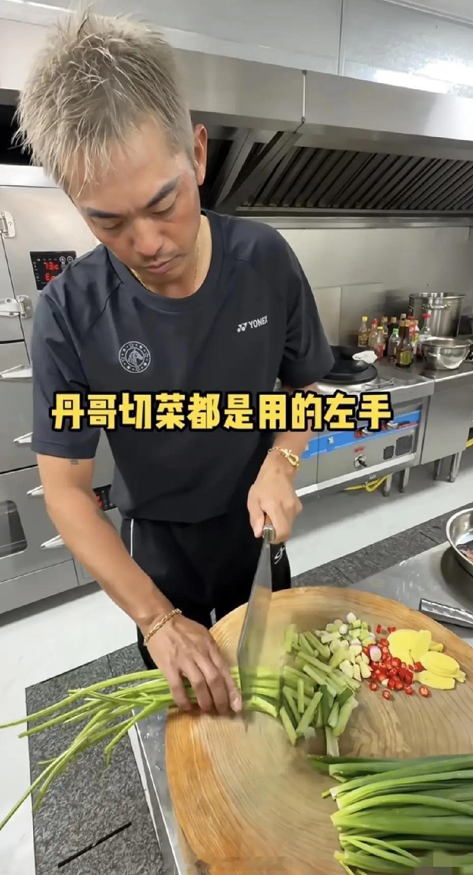 43岁的林丹变化好大呀，头染着奶奶灰头发，脸上纹了眉，手上刺青双手戴着金镯子比老