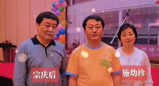 杜建英为什么不效仿卡米拉王后，公开自己和宗庆后的恋情，让正妻下岗？卡米拉王后故