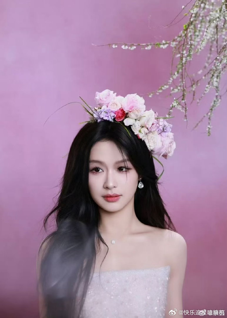 谁来管管短剧演员的出发图余茵这组撕漫画报的出发图确实很有想法，野性又带点俏皮，