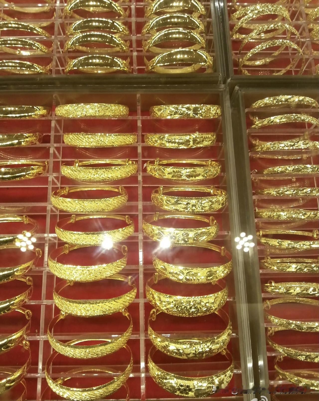 因黄金涨价太狠,情侣买五金受阻,一直观望,金价狂飙致两年婚事未果!广西南宁一