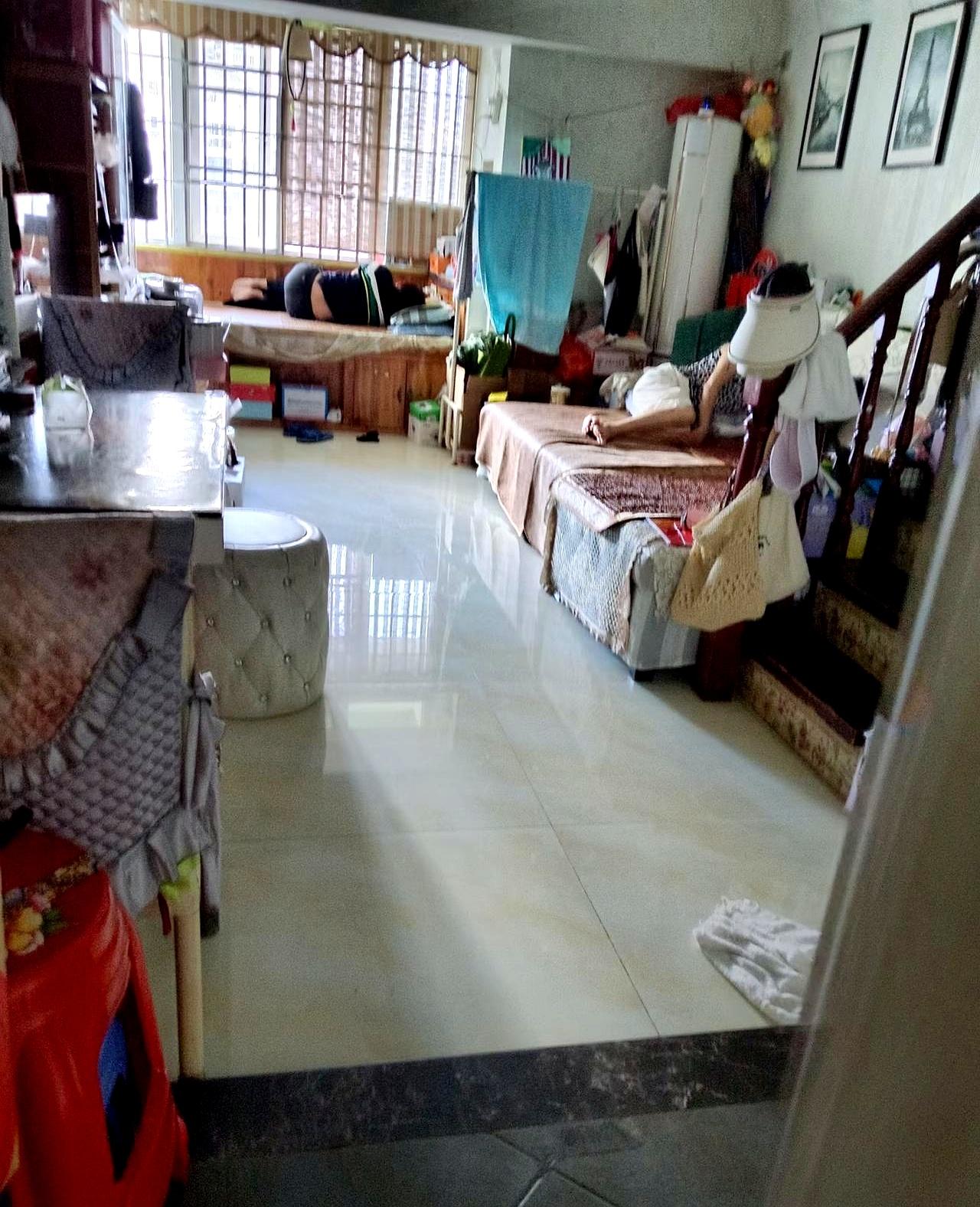 结婚十年，我现在最怕下班回家。一开门，公婆在沙发上从早躺到晚，厨房锅碗瓢盆都