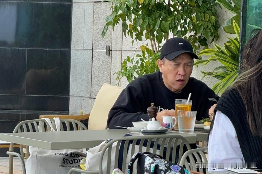 11月2日是影帝张家辉61岁生日，他独自一人在外面餐馆吃饭，戴着黑色棒球帽，面容