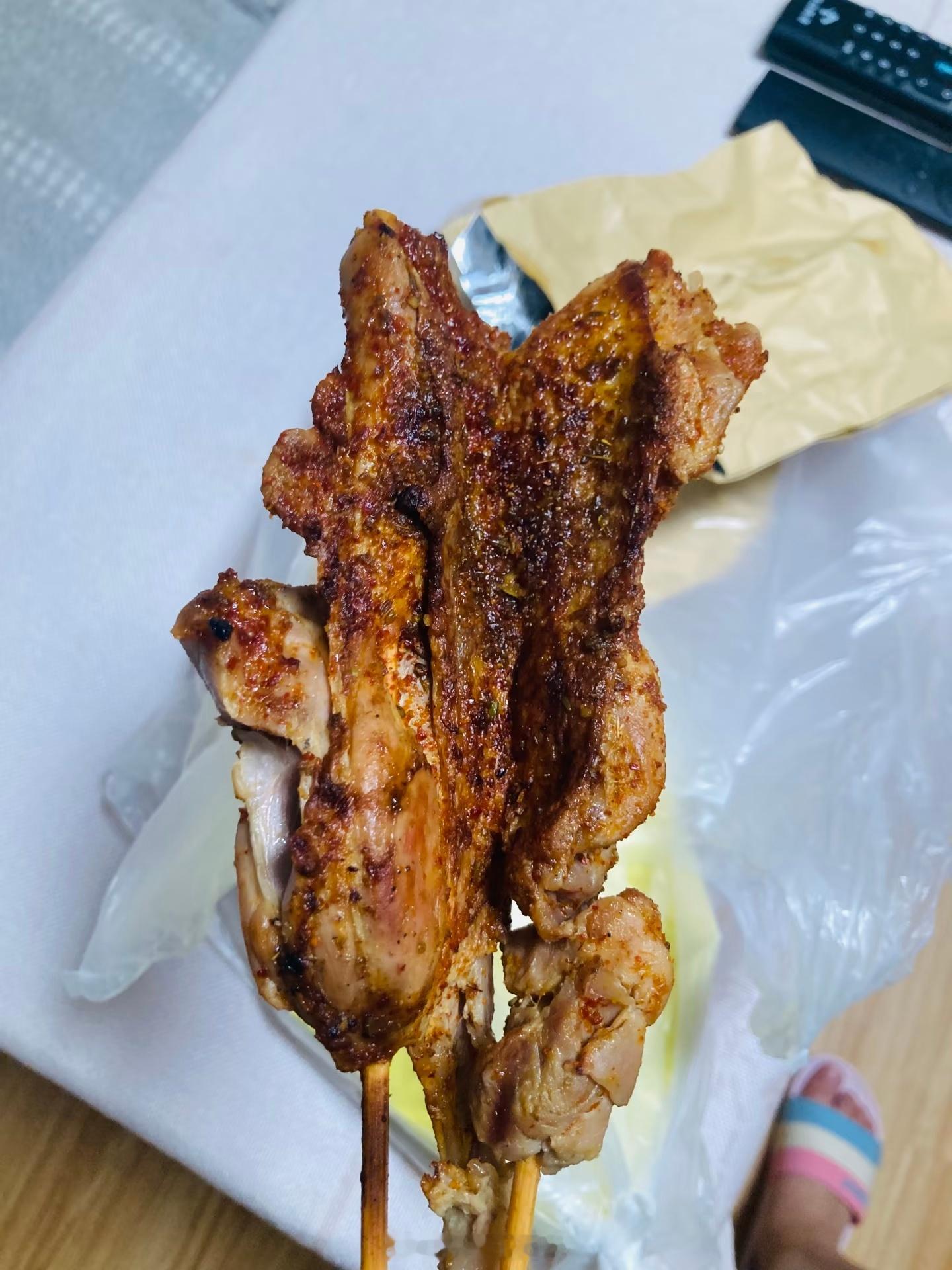 僵尸鸭腿又是一起食品安全问题，用鸭腿充当鹅腿，十几年才被曝光之前还有北大帮她背书