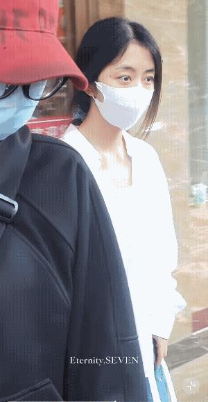谁家艺人除了拍戏，整天都是素颜啊！这么无惧素颜吗？见过谭松韵的粉丝都说，谭松韵