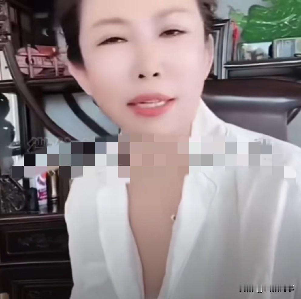 吓到发抖！驴爸、女助理宾馆开Fang被抓现行，二驴、姐弟深夜突击将二人堵在房内，