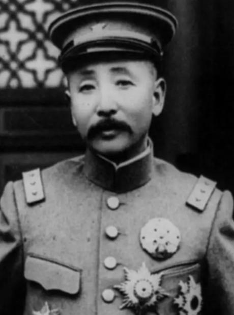 1923年，张作霖微服逛奉天集市，遇小混混拦路索费，他打趣反问“敢收我的钱？”