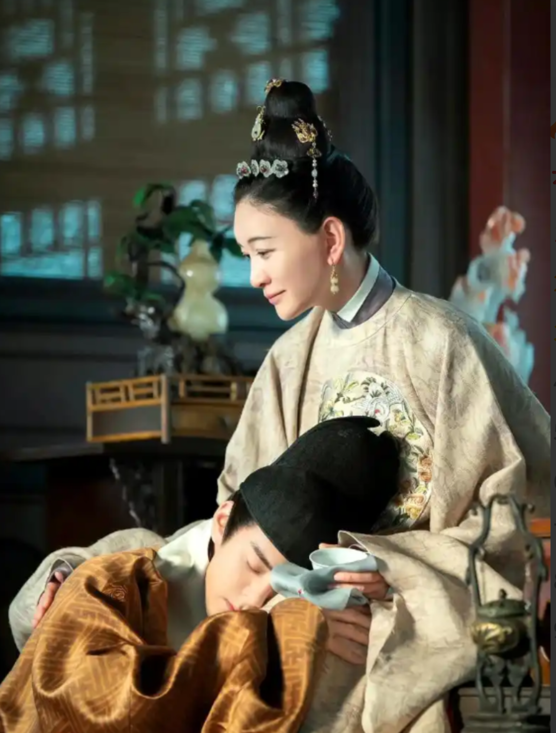 1462年，15岁的太子朱见深正在洗澡时，从小照顾他的乳娘进来加水。朱见深见状，