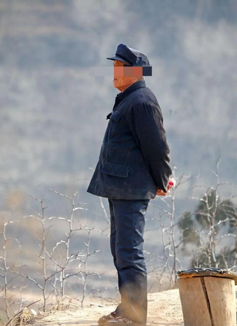 江苏镇江，大爷和老伴生了3个女儿，老大和老三外嫁，老二招上门女婿，大爷把家产都给