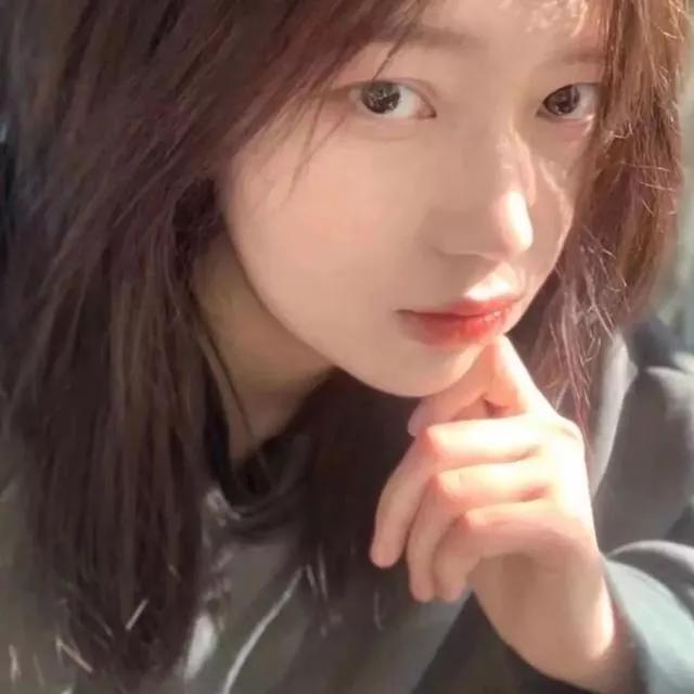 阳光下的温柔微笑，自然美如此迷人美少女的微笑阳光治愈照萌萌哒笑容微笑微笑