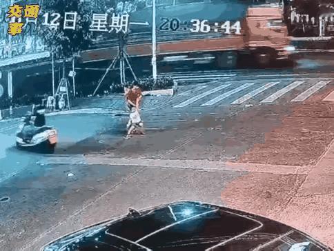 熊孩子遇到熊家长，“二熊”杠在一起，就是这个结局！只是苦了那个小