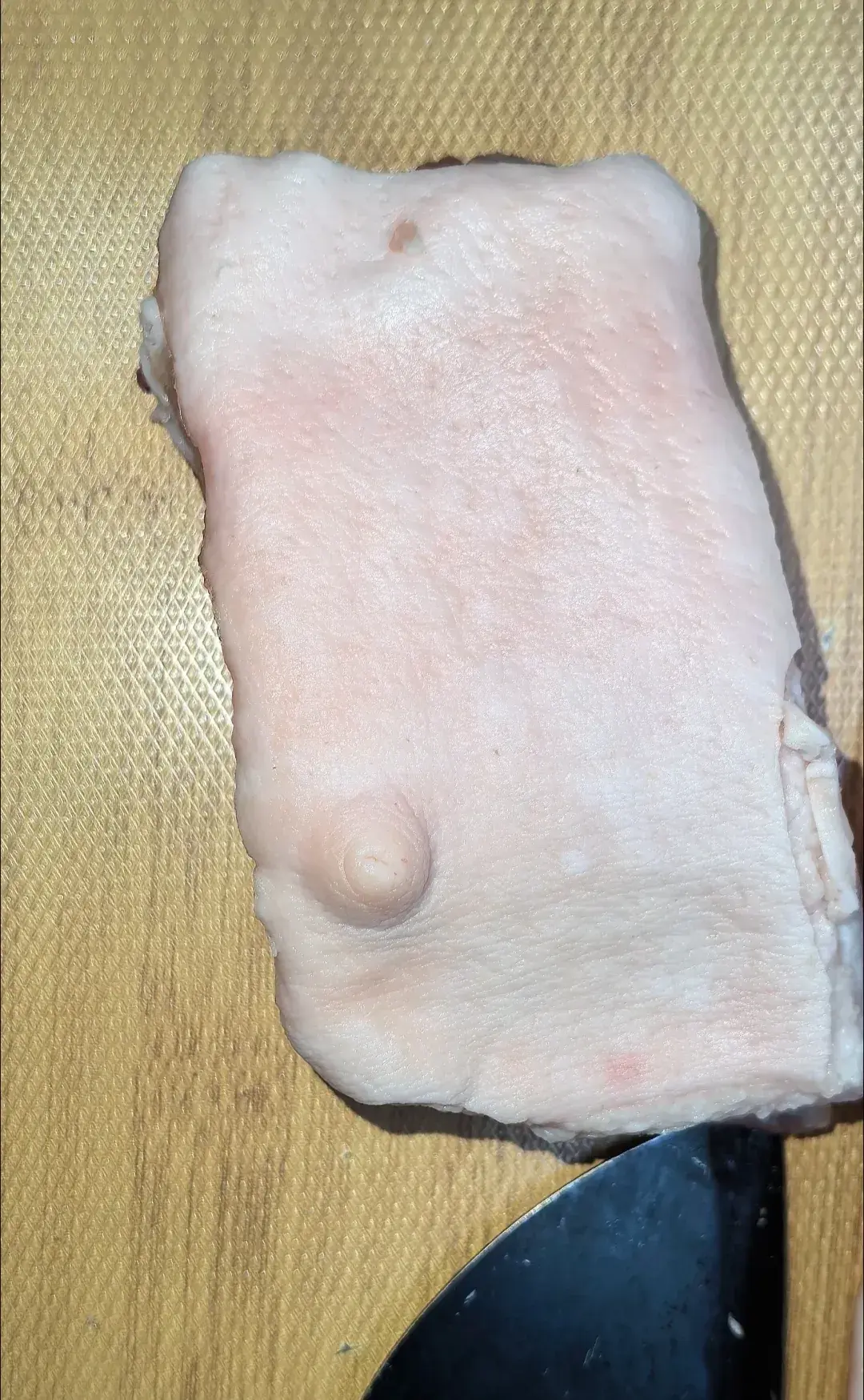 在菜市场买的五花肉，这是买到母猪肉了吗？