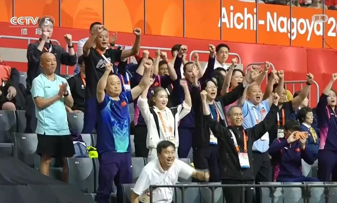 王曼昱3:2拿下张本美和的时候，大家看到看台上王励勤和秦志戬的表情了吗？两人也都