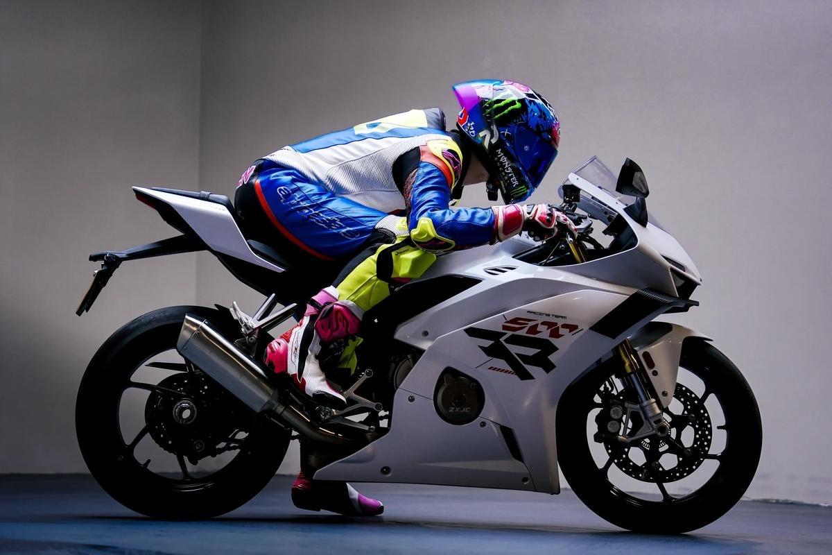 张雪机车一战封神！4秒碾压欧美豪门中国摩托终于站上世界之巅当葡萄牙阿尔加维赛