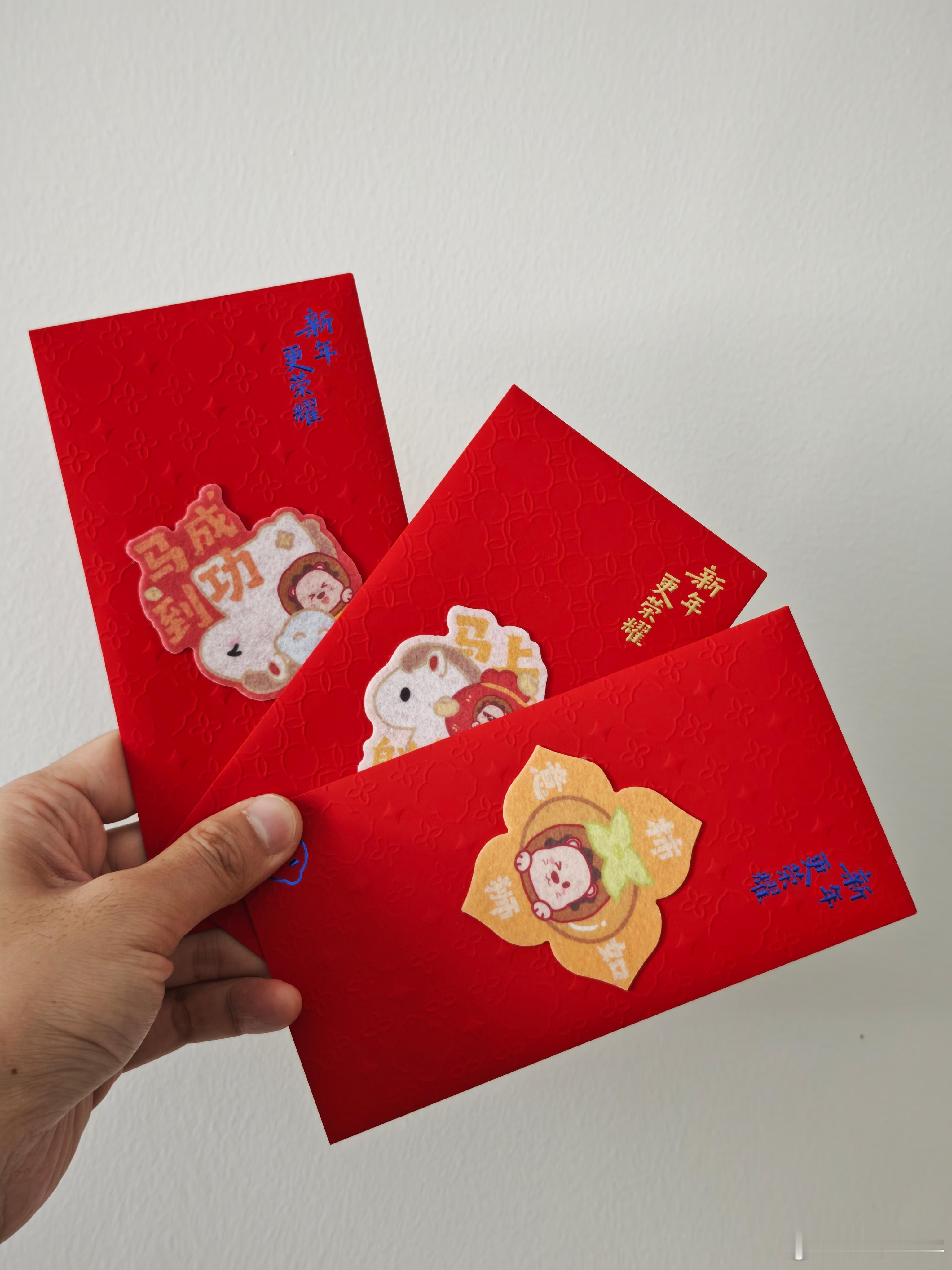 荣耀这个红包做的挺好看的，上面是毛毡贴画一会去发给我小侄女，至少骗两个亲亲。