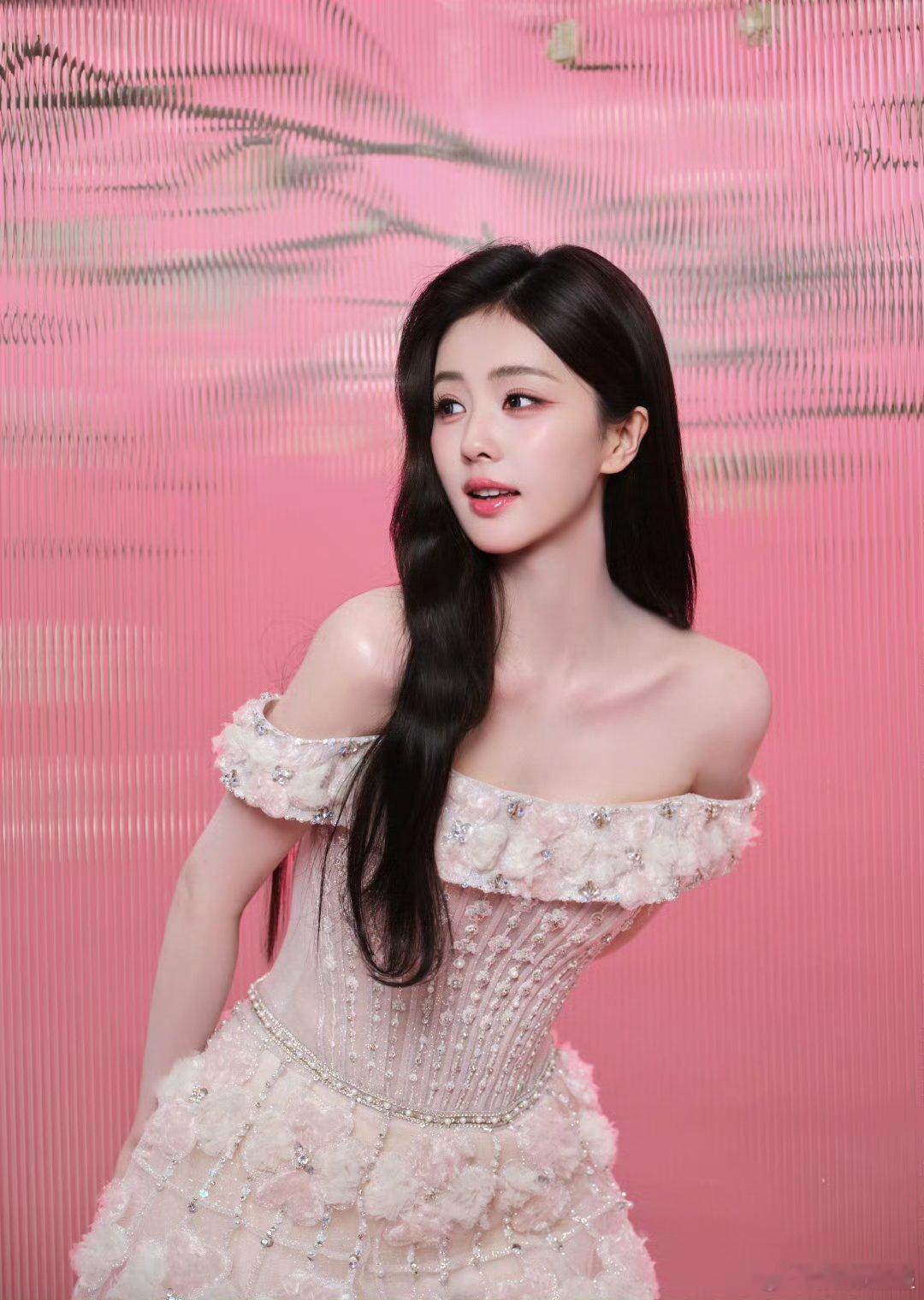 白鹿配音午休花絮白鹿吸狗白鹿配音午休花絮，萌