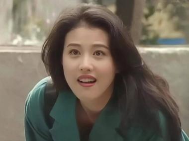 2004年，她不顾全家阻拦，抛下香港当红演艺事业，奔赴北京陪小7岁男友定居，父亲